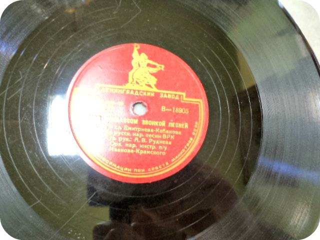 По Дону гуляет / Над Донбассом звонкой песней