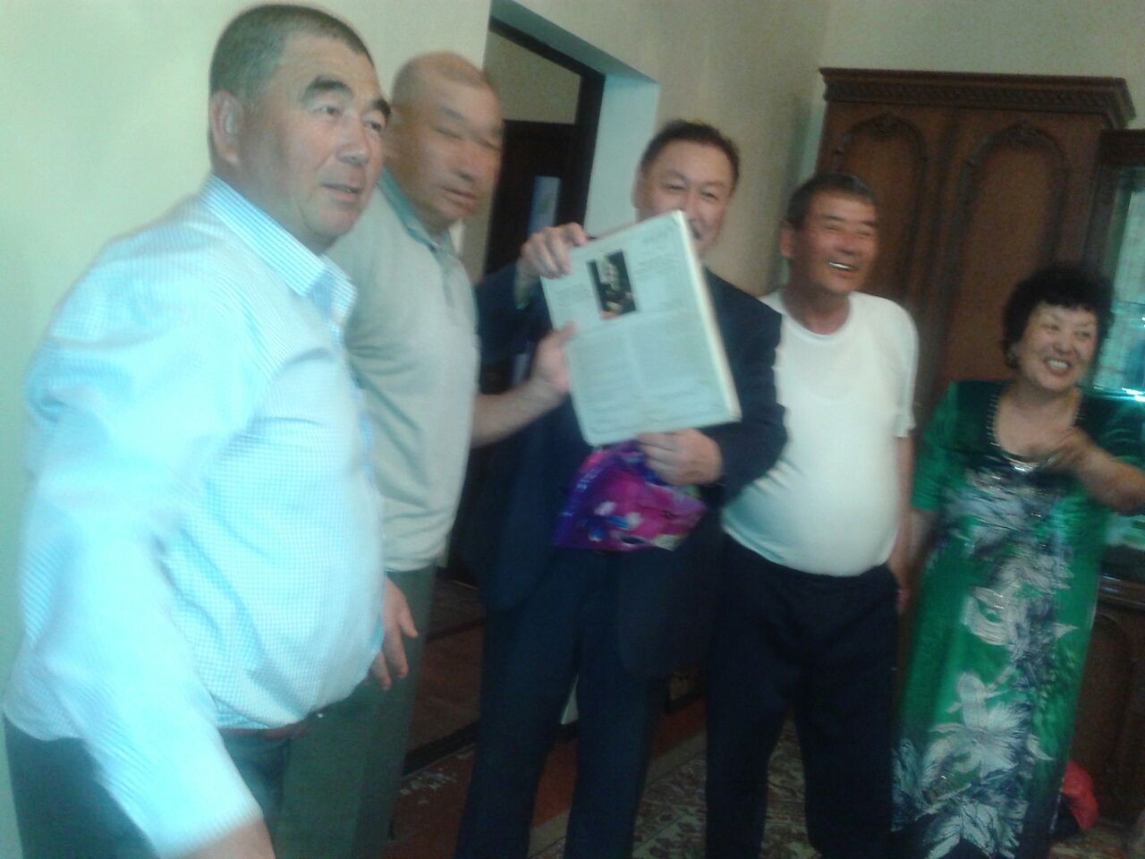 Поет Кайролла ИМАНГАЛИЕВ в собственном сопровождении на домбре