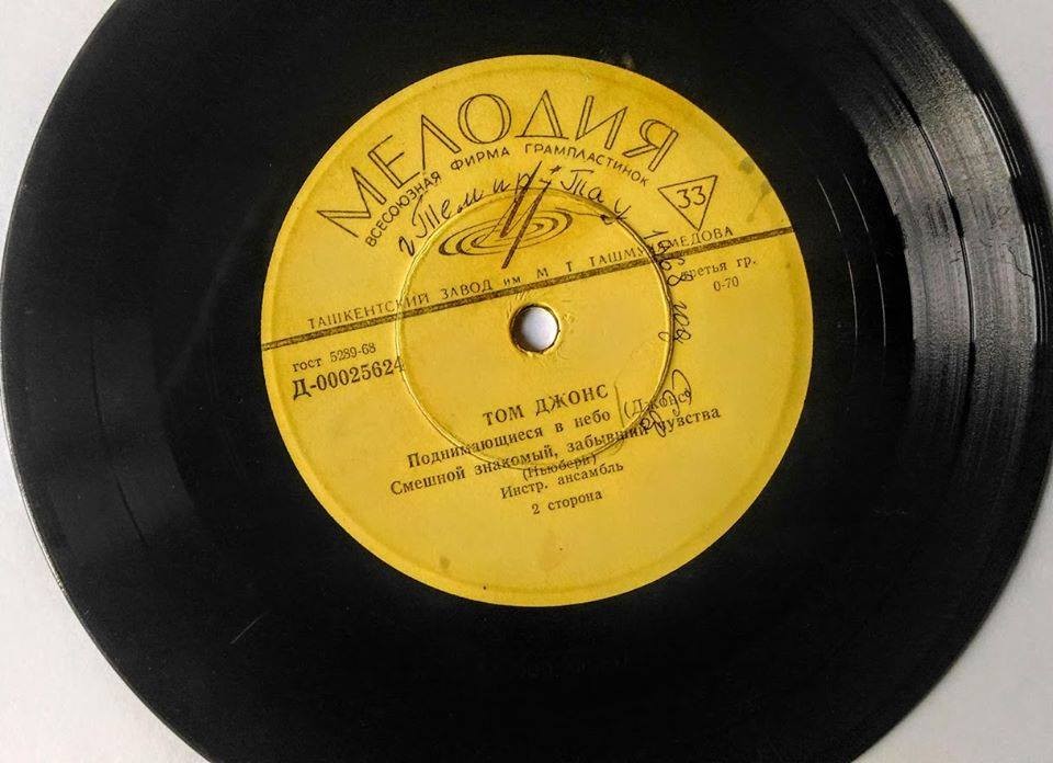 Поёт Том Джонс (Англия)