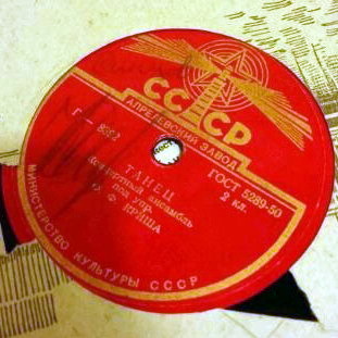 Концертный ансамбль п/у Ф. Криша — Дядя танцует румбу (Танец) / Магнолия в цвету