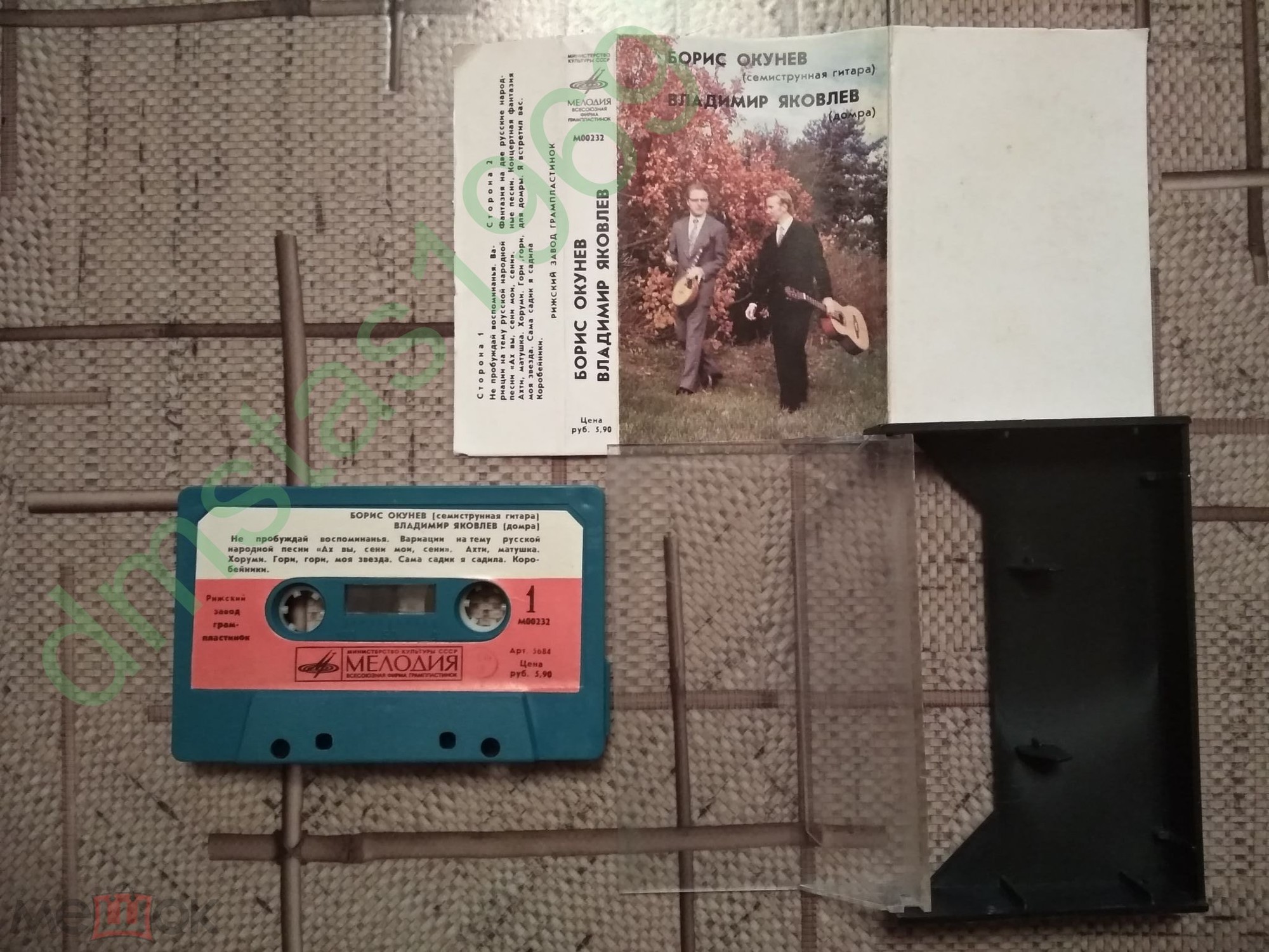 Борис ОКУНЕВ (семиструнная гитара), Владимир ЯКОВЛЕВ (домра)