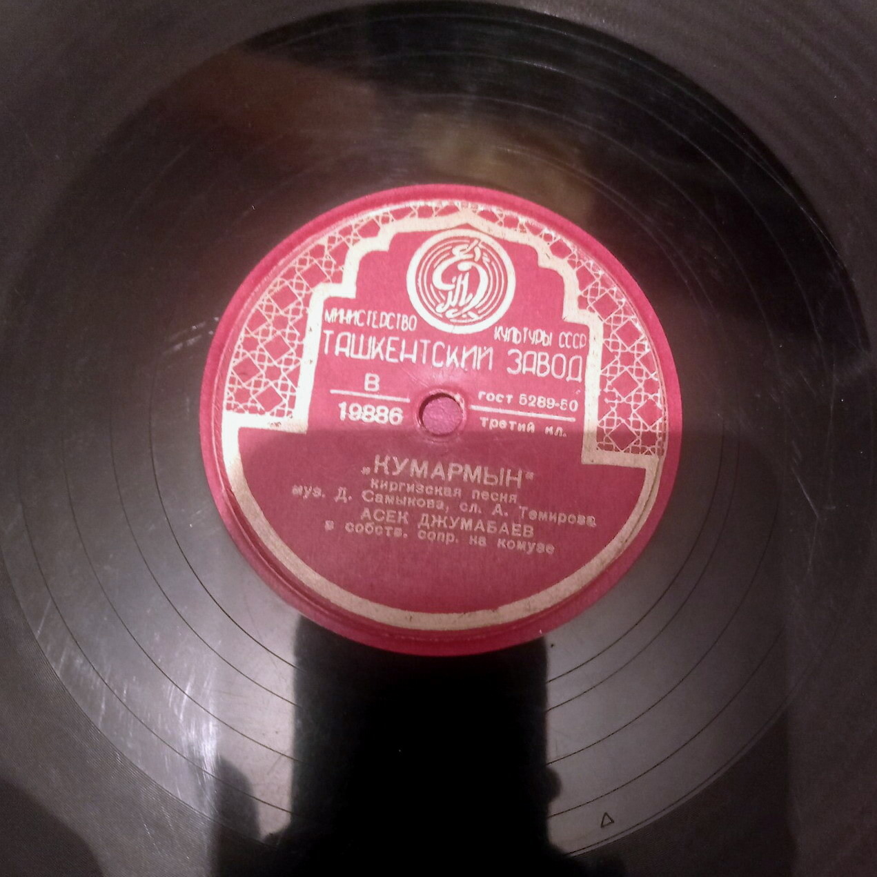 Асек ДЖУМАБАЕВ в собственном сопровождении на комузе