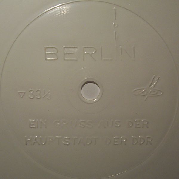 Ein Gruß Aus Der Hauptstadt Der DDR. Schallplatten - Souvenir  / Сувенир из Берлина / A Souvenir from Berlin
