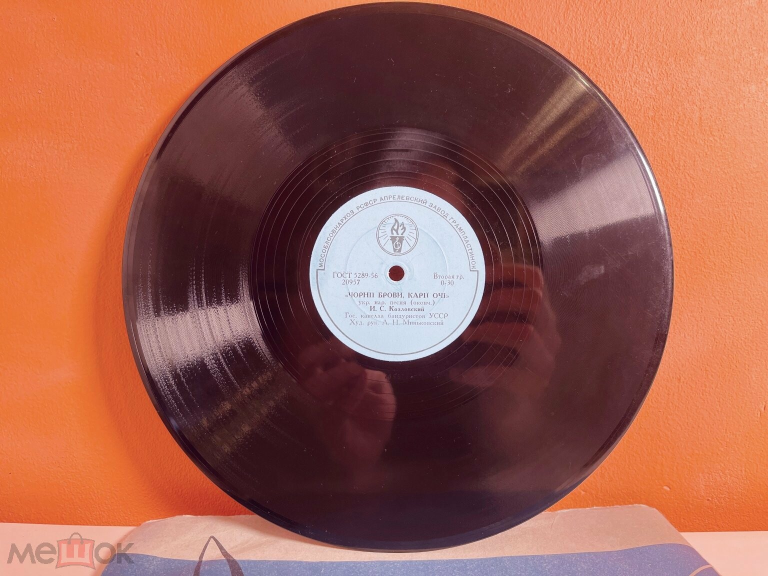 Чорнії брови, карії очі