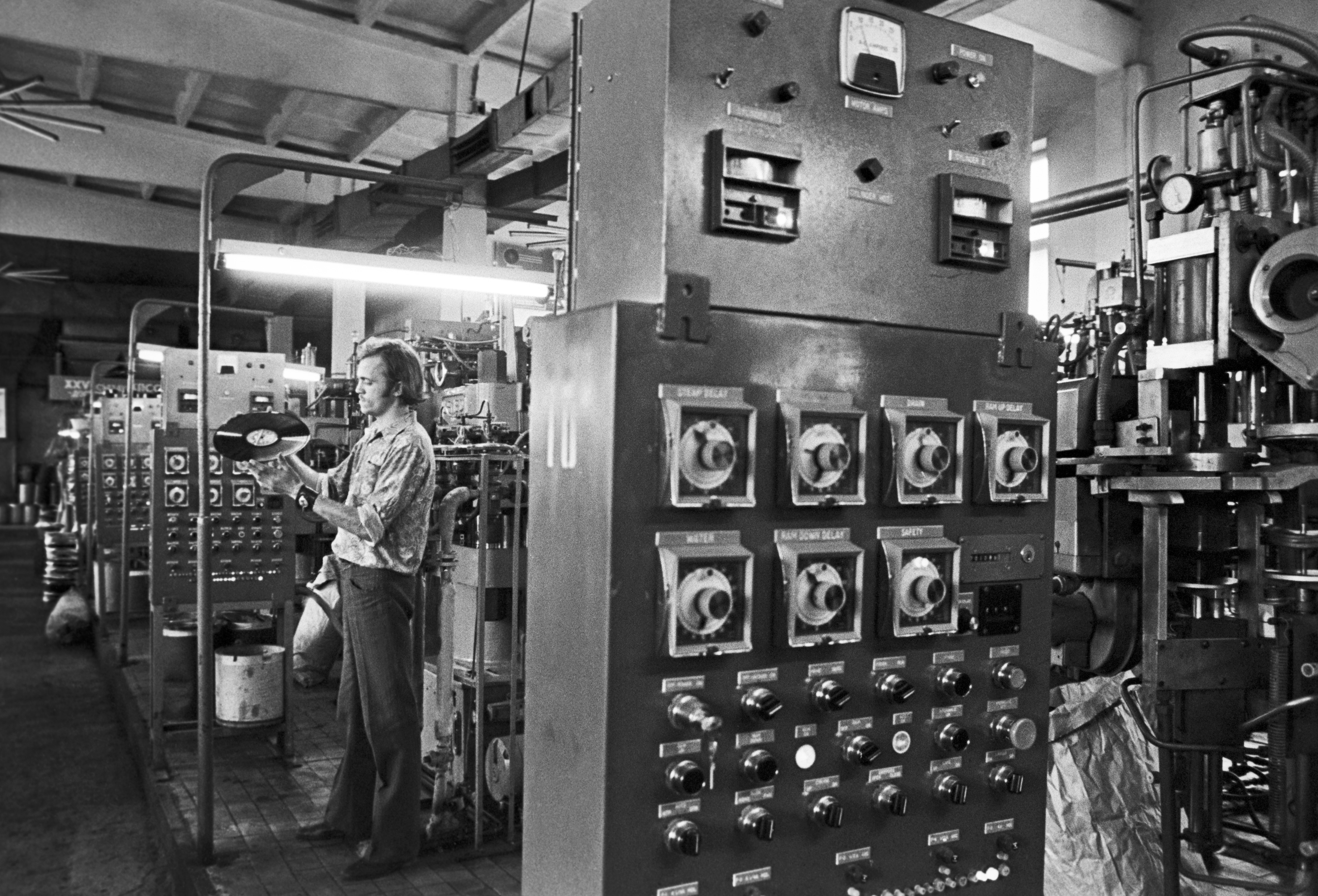 Больше не государственный. Что будет с каталогом «Мелодии» после продажи лейбла